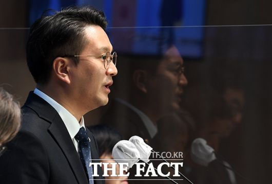 전용기 민주당 의원(사진)은 10일 오세희 의원이 대표 발의한 유통산업발전법 개정안을 두고 "온라인 유통이 급격하게 성장한 현재 유통시장의 현실을 제대로 반영하지 못한 설익은 접근"이라고 비판했다./