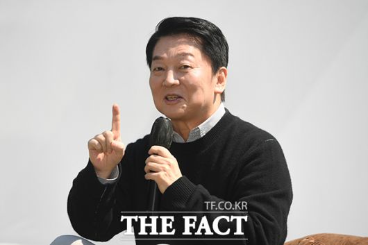 안철수 국민의힘 의원은 15일 당 원내대표 선거를 앞두고 새 원내대표에게 "새 원내대표께서는 ‘죽어야 산다’는 각오로 임해야 한다"라고 말했다. 안 의원이 4월 25일 오후 경기도 성남시 판교역 앞 광장에서 열린 '미래를 여는 단비토크, Ai 기술패권시대 대한민국 미래를 말하다'에서 발언하고 있다. /장윤석 기자