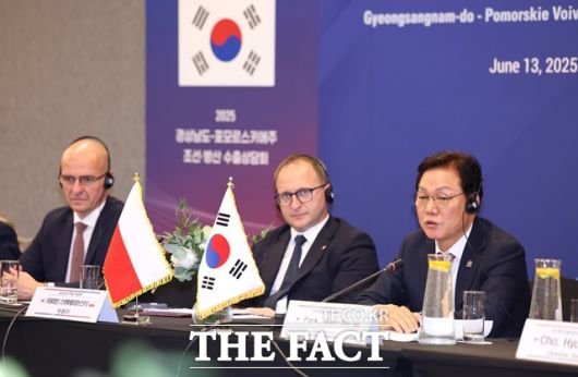 박완수(오른쪽) 경남지사가 ‘경남-포모르스키에주 조선·방산 비즈니스 교류회’에서 인사말을 하고 있다./경남도