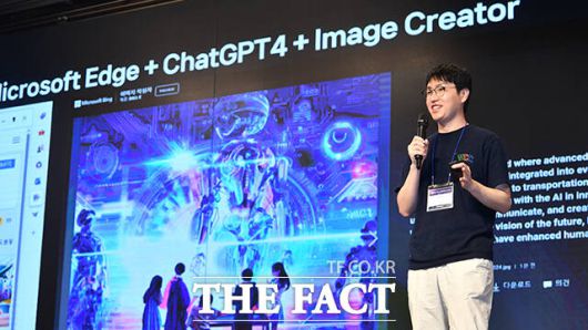 이재명 대통령이 AI미래기획수석에는 하정우 네이버클라우드 AI 혁신센터장을 임명했다. 지난 2023년 8월 29일 <더팩트> 혁신포럼 '인공지능(AI) 시대로의 전환'에 참석해 '초거대 AI시대의 현재와 미래, 그리고 네이버의 방향'을 소개하는 하정우 네이버클라우드 AI이노베이션 센터장. /박헌우 기자