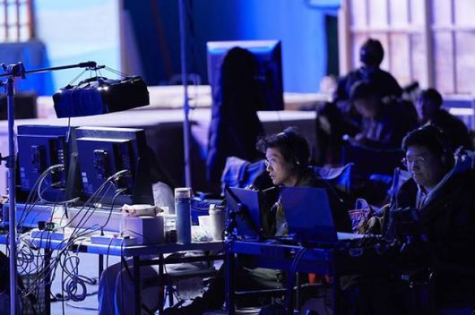 "시즌4는 없다." 황동혁 감독(가운데)은 제작발표회에서 "높은 다리를 건너다가 줄에 발목이 걸려 떨어지는 게임, 술래잡기와 숨바꼭질 등의 요소가 들어간 새로운 게임이 등장한다"고 밝혔다. /'오징어게임3'