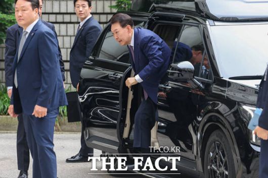 윤석열 전 대통령이 16일 오전 서울 서초구 서울중앙지방법원에서 내란 우두머리 혐의 사건 7차 공판에 출석하고 있다. /사진공동취재단