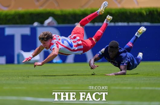 B조 선두를 다툴 것으로 예상되는 PSG와 AT 마드리드의 1차전. 마드리드의 시메오네(왼쪽)와 PSG의 누누 멘데스가 볼을 다투고 있다./LA=AP.뉴시스