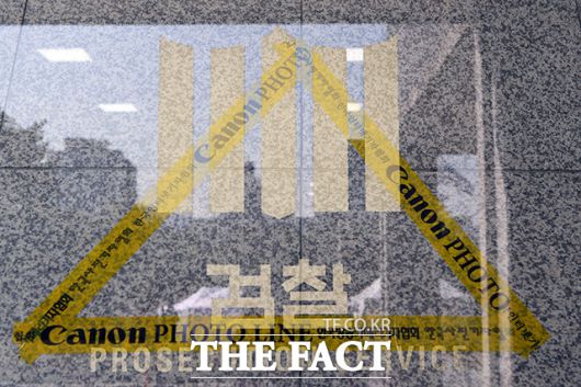 사정당국에 따르면 영장청구권은 헌법 제12조 제3항에 따라 검사에게만 부여하고 있다. '체포·구속·압수 또는 수색을 할 때는 적법한 절차에 따라 검사의 신청에 의해 법관이 발부한 영장을 제시해야 한다'는 조항 때문이다. 사진은 서울중앙지검에 설치된 포토라인 모습./더팩트DB