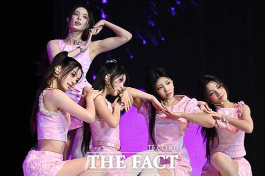 아일릿의 미니 3집 앨범 'bomb'의 타이틀곡 '빌려온 고양이(Do the Dance)'는 일본 유명 애니메이션 'The Five Star Stories(더 파이브 스타 스토리즈)' OST '優雅なる脱走(우아한 탈주)' 일부를 샘플링한 곡이다. /서예원 기자