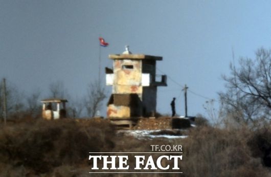 통일부는 "정부의 종합대책 마련에 따라 접경 주민의 생명·안전을 지켜 나가도록 하겠다"고 밝혔다. 사진은 경기도 파주시 탄현면 일대에서 바라본 북한군 초소. /이새롬 기자