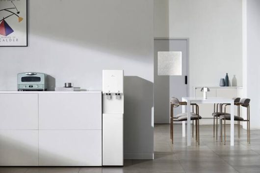 SK매직은 폭이 25.5㎝로 좁은 공간에도 설치할 수 있는 '뉴그랜드 정수기'를 출시했다고 16일 밝혔다. /SK매직