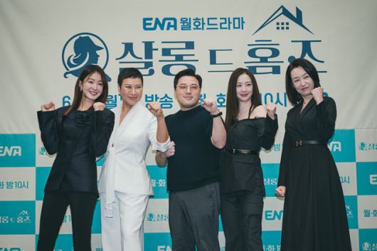 ENA 새 월화드라마 '살롱 드 홈즈' 민진기 감독과 배우들의 워맨스 작품의 매력과 강점, 그리고 영향력 등을 전하며 많은 시청을 독려했다. /ENA