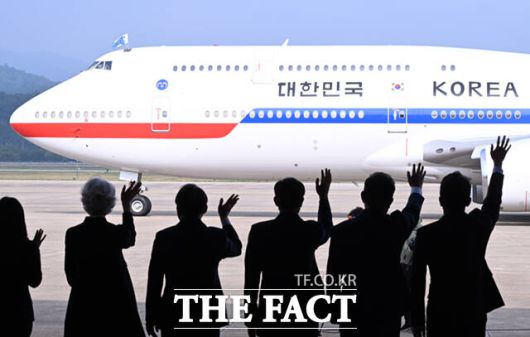 강훈식 비서실장과 김병기 더불어민주당 대표 직무대행 겸 원내대표, 우상호 대통령실 정무수석, 고기동 행정안전부 장관 직무대행, 타마라 모휘니 주한 캐나다 대사, 김진아 외교부 2차관(오른쪽부터)이16일 오후 경기 성남시 서울공항에서 G7 정상회의 참석을 위해 순방길에 오른 이재명 대통령을 배웅하며 손을 흔들고 있다. /서울공항=이새롬 기자