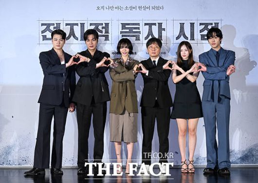 배우 신승호 이민호, 그룹 애프터스쿨 출신 배우 나나, 김병우 감독, 배우 채수빈 안효섭(왼쪽부터)이 17일 오전 11시 서울 광진구 롯데시네마 건대입구에서 열린 영화 '전지적 독자 시점' 제작보고회에 참석했다. /장윤석 기자