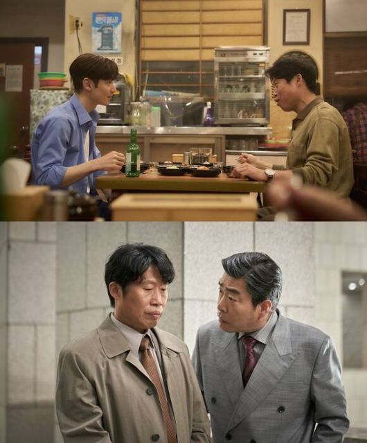 유해진(위쪽 사진의 오른쪽)은 국보그룹의 재무이사이자 국보소주를 지키려는 표종록 역을 맡아 극을 이끈다. /쇼박스