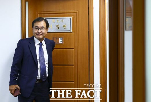 채 상병 특검 특별검사로 임명된 이명현 특별검사가 13일 서울 서초동 사무실을 나서고 있다. /뉴시스