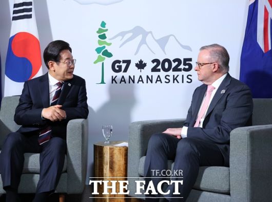 이재명 대통령이 16일(현지시간) 캐나다 캘거리 한 호텔에서 앤서니 알바니지 호주 총리와 정상회담을 하고 있다. /뉴시스