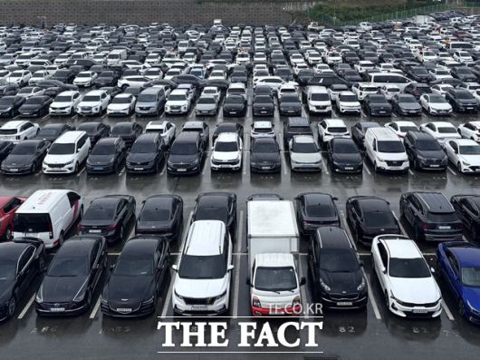 지난 16일 경기 안성에 위치한 롯데오토옥션 주차장에 경매 출품을 앞두고 약 1300대의 차량이 주차돼 있다. /황지향 기자