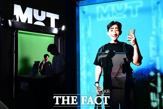 메타버스 속 내 모습을 기념사진으로 남기는 관람객.