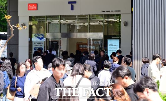 SK텔레콤이 전 고객을 대상으로 유심 무료 교체를 실시한 지난 4월 서울 광화문 T월드 대리점 앞은 유심 교체를 하려는 고객들이 줄을 길게 서 있다. /임영무 기자
