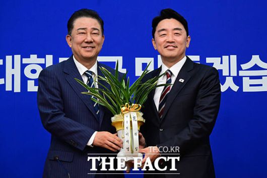 강훈식 대통령 비서실장(오른쪽)은 17일 국회에서 김 원내대표를 만나 당정 일체와 함께 야당과의 협치를 주문했다. /남윤호 기자