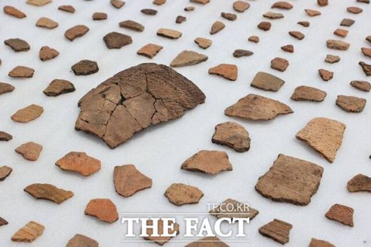 고성군 내산리 고분군 발굴조사에서 최초로 신석기시대 유구가 발견됐다. 빗살무늬 토기조각이 1000여 점 가까이 확인됐다./고성군