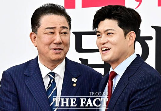 김용태 국민의힘 비상대책위원장(오른쪽)은 민주당이 추진하는 형사소송법과 법원조직법 개정안을 두고 "방탄 입법"이라며 "국민 공감대 없이 일방적으로 처리한다면 입법이 아니라 입법의 이름을 빌린 권력 장악"이라고 비판했다. 상법 개정안에는 신중론을 보였다./배정한 기자