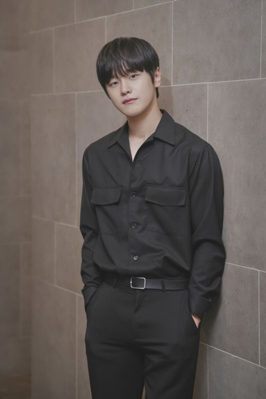 배우 김도완이 웨이브 오리지널 시리즈 'ONE(원): 하이스쿨 히어로즈'에서 함께 호흡을 맞춘 이정하를 언급하며 "때론 동생 같고 때론 형 같은 배우"라고 칭찬했다. /웨이브