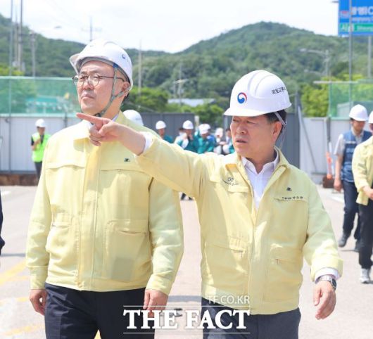 박승원 시장이 6월 15일 이한경 행안부 본부장(왼쪽)과 사고 현장을 점검하고 있다./광명시