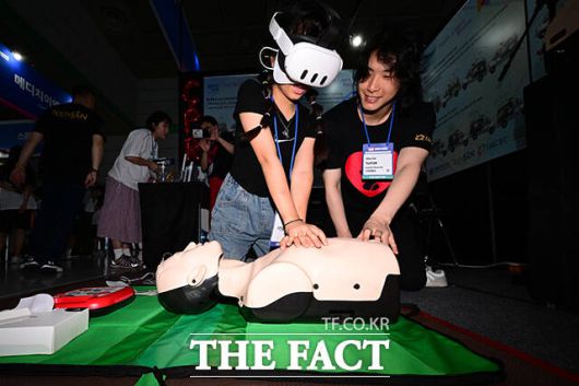 메타버스 엑스포 2025에서 한 어린이가 혼합현실(MR)을 기반으로 심폐소생술을 실습하고 있다.