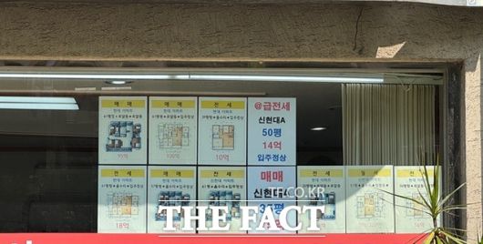 압구정2구역이 재건축에 속도를 내면서 집값도 크게 오르고 있다. 국토교통부 실거래가 공개 시스템이 따르면 신현대12차 전용 170.38㎡는 지난 4월 30일 93억원에 거래되며 신고가를 썼다. /황준익 기자