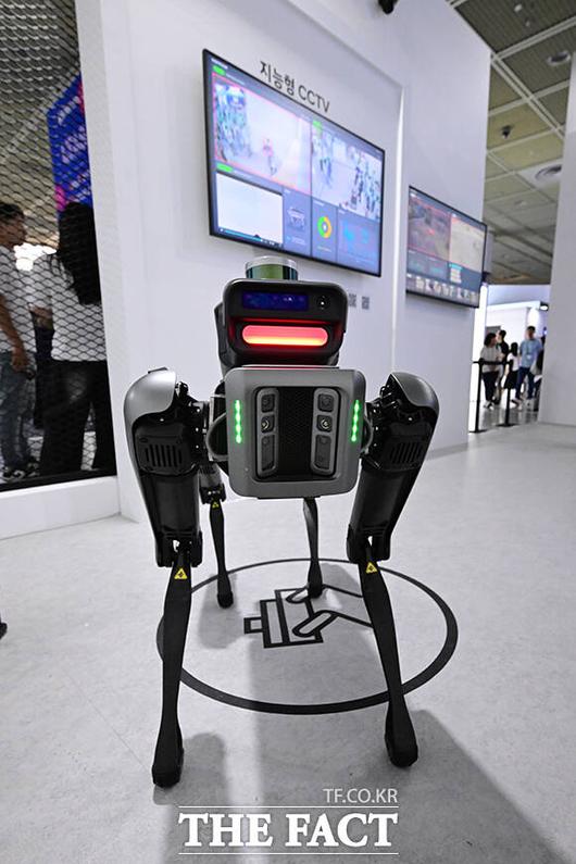 안면인식 기술에 집중한 현대자동차, 등록되지 않은 사람을 구별해 적생 경보등을 표시하고 있다.