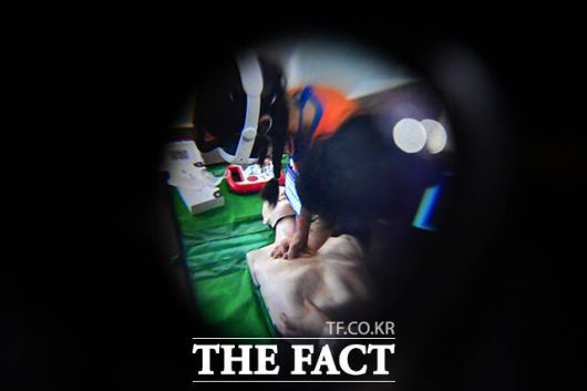 디지털디바이스를 쓰고 심폐소생술 배우는 아이를 바라본 모습.