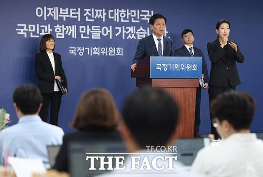 조승래 국정기획위원회 대변인이 16일 서울 종로구 정부서울청사 창성동 별관에서 국정기획위원회 1차 전체회의 관련 브리핑을 하고 있다. /임영무 기자.