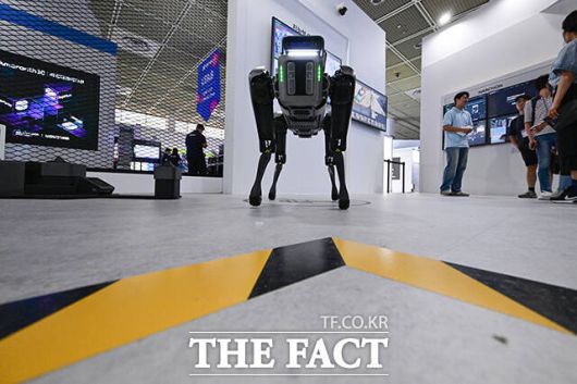 사족보행 로봇에 안면인식 기능 더한 현대자동차의 지능형CCTV 모습.