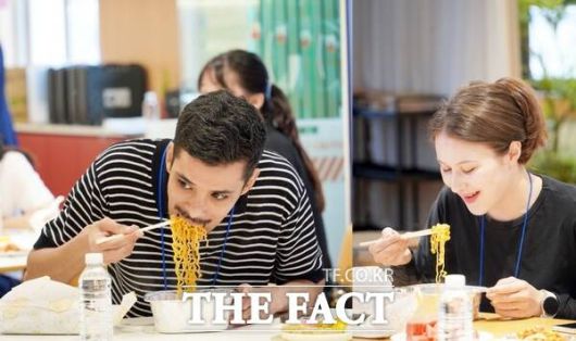 대전시사회서비스원이 18일 대전시 외국인주민 통합지원센터에서 외국인 주민과 함께하는 시민 소통 프로그램 ‘식사합시다’를 진행했다. 행사에 참여한 외국인 주민이 대전의 꿈돌이 라면을 맛있게 먹고 있다./대전시사회서비스원