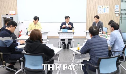 박승원 시장(가운데)이 피해 주민들과 보상 관련 대책 회의를 하고 있다./광명시