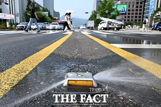 도로 열 식혀주는 '쿨링로드'.