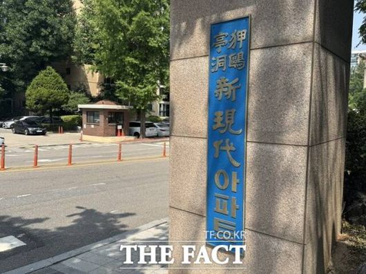 6개의 서울 압구정 재건축 구역 중 사업 속도가 가장 빠른 압구정2구역은 재건축을 통해 용적률 300% 이하, 최고 65층, 2571가구(임대주택 321가구 포함)로 탈바꿈할 예정이다. /황준익 기자