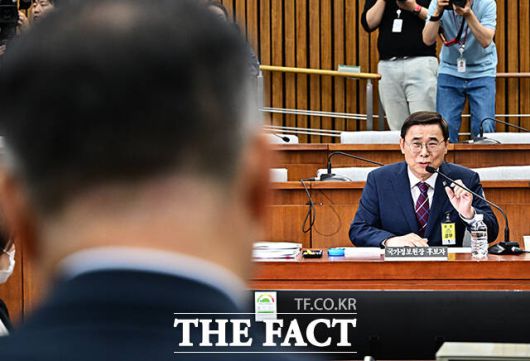 질의에 답변하는 이종석 후보자.