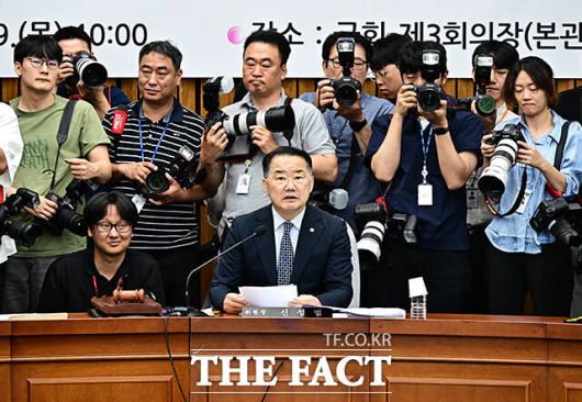 인사청문회 주재하는 신성범 정보위원장.