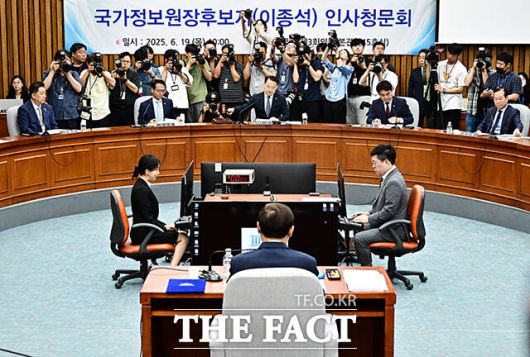 신성범 정보위원장이 이종석 국가정보원장 후보자 인사청문회에 참석해 안건을 상정하고 있다.