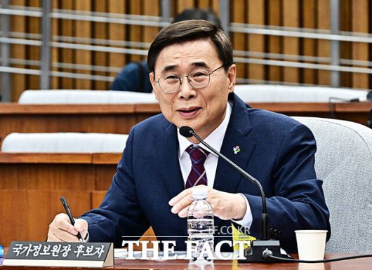 질의에 답변하는 이종석 후보자.