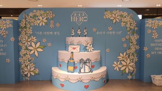 'Happy Birthday to HERO' 임영웅 생일 기념 팝업스토어가 생일날인 지난 월요일 오픈해 19일까지 서울 신촌 현대백화점 지하 2층 대행사장에서 진행됐다. /영웅시대, 온라인커뮤니티