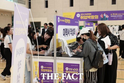당진시는 19일 국민체육센터 다목적체육관에서 '2025 당진시 여성 맞춤형 취업박람회'를 개최했다. /당진시