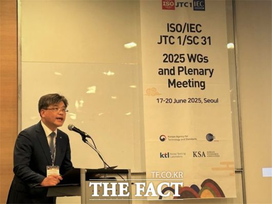 송태승 KTL 디지털산업본부장이 '자동인식 및 데이터 캡처 분과 국제표준회의 총회'에서 발표하고 있다. / KTL