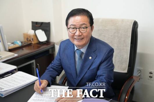 장종태 더불어민주당 의원(대전 서구 갑)이 자신의 지역구 사무실에서 집무를 보고 있는 모습 /정예준 기자