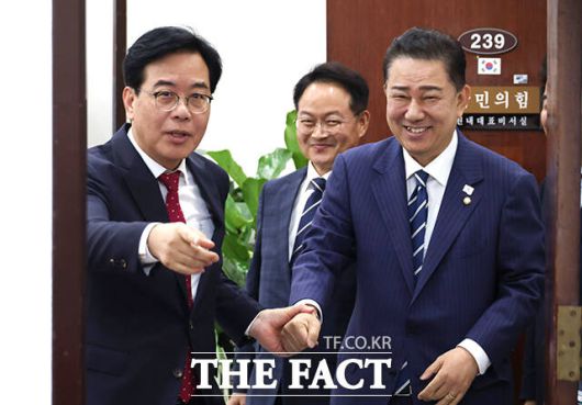 상임위원장 배분을 놓고 여야의 힘겨루기가 계속되고 있다. 국민의힘은 법제사법위원장을 야당 몫으로 돌려줘야 한다고 압박하지만, 더불어민주당은 단호하게 거부하는 분위기다. /남윤호 기자