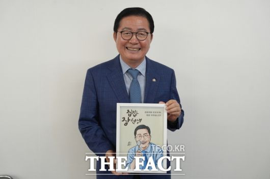 장종태 더불어민주당 의원(대전 서구 갑)이 자신의 캐리커쳐를 들고 포즈를 취하고 있다. /정예준 기자
