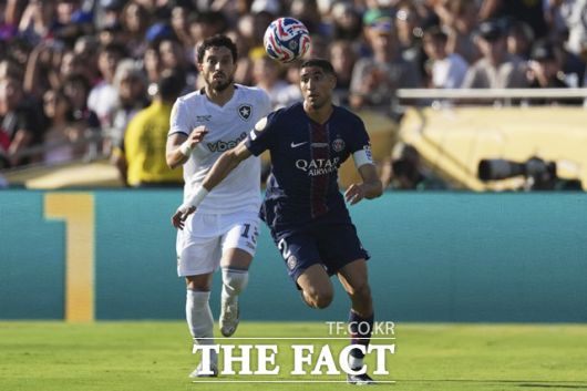 PSG의 주장을 맡은 오른쪽 풀백 아슈라프 하키미(오른쪽)가 볼을 다투고 있다./패서디나=AP.뉴시스