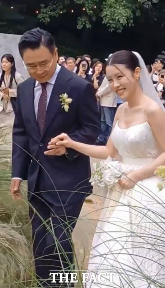 배우 이광기가 딸을 시집 보내고 감격의 눈물을 흘렸다. 하객 맞이 등 결혼식 진행 동안 내내 활짝 웃던 이광기는 딸과 사위의 인사를 받고 눈시울을 붉혔다. /더팩트 DB