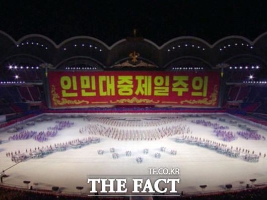 북한이 오는 10월 10일 노동당 창건 80주년을 맞아 집단체조 공연을 준비하고 있는 것으로 보인다. 사진은 지난 2020년 10월 11일 평양 능라도 5월1일 경기장에서 열린 노동당 창건 75주년 기념 집단체조 '위대한 향도'의 모습. /조선중앙TV 갈무리. 뉴시스