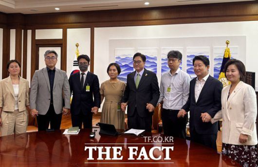 우원식 국회의장이 지난 17일 12·29 제주항공 여객기 참사 유가족 2기 대표단과 면담 전 기념 사진을 촬영하고 있다. 사진은 왼쪽 4번째부터 김유진 유가족협의회 대표, 우 국회의장. /이하린 기자