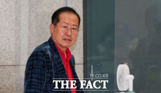 국민의힘 대선 후보 경선에서 탈락한 뒤 정계 은퇴를 선언하고 하와이에 체류했던 홍준표 전 대구시장이 17일 인천 중구 인천국제공항 제1터미널로 귀국하고 있다. /뉴시스